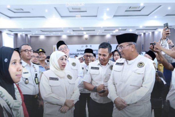 Kakanwil Ditjen Imigrasi Jatim Novianto Sulastono bersama Kakanim Surabaya Agus Winarto mendampingi Gubernur Khofifah Indar Parawansa memantau fasilitas corridor gate kini telah disiapkan di Asrama Haji Sukolilo, Surabaya.