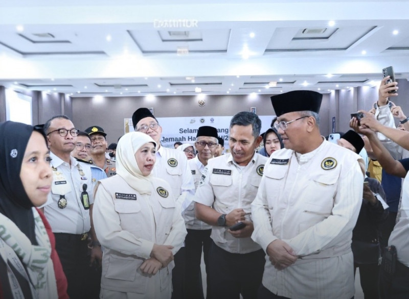 Kakanwil Ditjen Imigrasi Jatim Novianto Sulastono bersama Kakanim Surabaya Agus Winarto mendampingi Gubernur Khofifah Indar Parawansa memantau fasilitas corridor gate kini telah disiapkan di Asrama Haji Sukolilo, Surabaya.