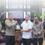 Kepala Kantor Pertanahan Kabupaten Jombang, Wawas Setiawan, memberikan cenderamata kepada AKBP Ardi Kurniawan, S.H., S.I.K., CPHR.