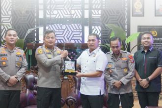 Kepala Kantor Pertanahan Kabupaten Jombang, Wawas Setiawan, memberikan cenderamata kepada AKBP Ardi Kurniawan, S.H., S.I.K., CPHR.
