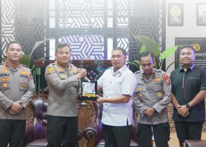 Kepala Kantor Pertanahan Kabupaten Jombang, Wawas Setiawan, memberikan cenderamata kepada AKBP Ardi Kurniawan, S.H., S.I.K., CPHR.