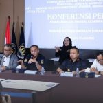 Kanwil Ditjen Imigrasi Jawa Timur, Novianto Sulastono, didampingi Kepala Rudenim Surabaya, Rubiyanto Sugesi, memberika keterangan pers menyoal WNA Afghanistan.