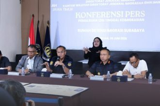 Kanwil Ditjen Imigrasi Jawa Timur, Novianto Sulastono, didampingi Kepala Rudenim Surabaya, Rubiyanto Sugesi, memberika keterangan pers menyoal WNA Afghanistan.