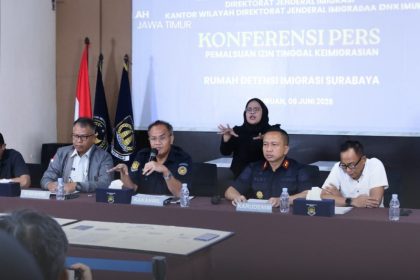 Kanwil Ditjen Imigrasi Jawa Timur, Novianto Sulastono, didampingi Kepala Rudenim Surabaya, Rubiyanto Sugesi, memberika keterangan pers menyoal WNA Afghanistan.