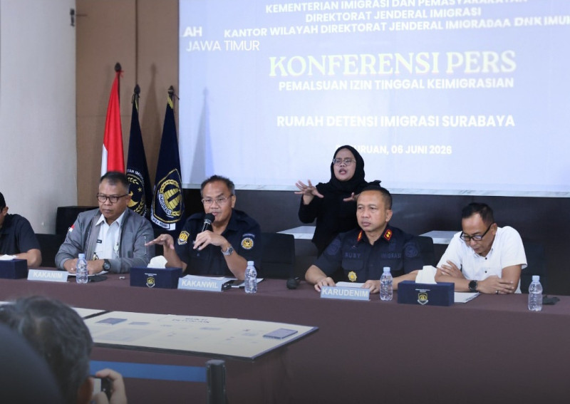 Kanwil Ditjen Imigrasi Jawa Timur, Novianto Sulastono, didampingi Kepala Rudenim Surabaya, Rubiyanto Sugesi, memberika keterangan pers menyoal WNA Afghanistan.