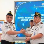 Kepala Kantor Wilayah Ditjen Imigrasi Banten Teodorus Simarmata, menyerahkan estafet kepemimpinan kepada penggantinya, Barron Ichsan (kiri).