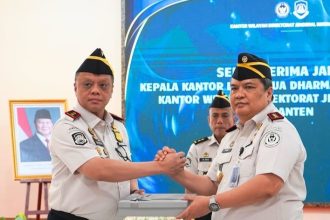 Kepala Kantor Wilayah Ditjen Imigrasi Banten Teodorus Simarmata, menyerahkan estafet kepemimpinan kepada penggantinya, Barron Ichsan (kiri).