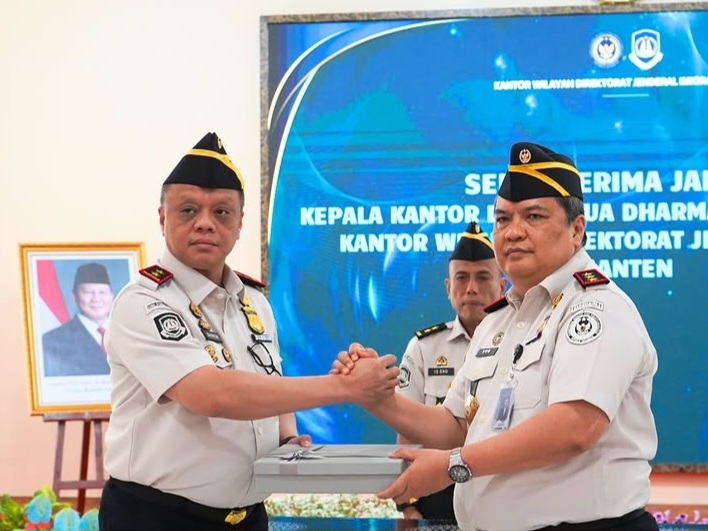 Kepala Kantor Wilayah Ditjen Imigrasi Banten Teodorus Simarmata, menyerahkan estafet kepemimpinan kepada penggantinya, Barron Ichsan (kiri).