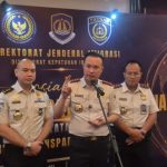 Dirjen Imigrasi Hendarsam Marantoko didampingi jajaran imigrasi pusat dan kanwil Jatim memberikan keterangan kepada wartawan di Surabaya.