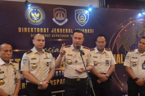Dirjen Imigrasi Hendarsam Marantoko didampingi jajaran imigrasi pusat dan kanwil Jatim memberikan keterangan kepada wartawan di Surabaya.