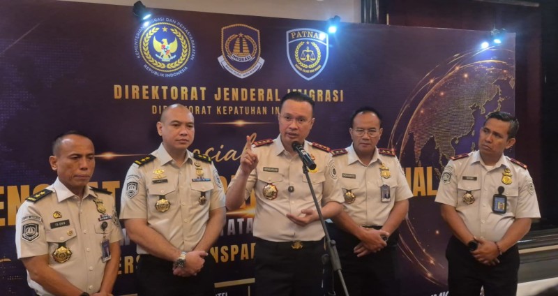 Dirjen Imigrasi Hendarsam Marantoko didampingi jajaran imigrasi pusat dan kanwil Jatim memberikan keterangan kepada wartawan di Surabaya.