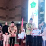 Bupati Sidoarjo, Subandi, menyerahkan secara simbolis kepada 1.000 penerima di Mal Pelayanan Publik (MPP) Sidoarjo, Kamis (10/7).