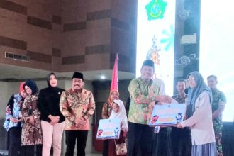 Bupati Sidoarjo, Subandi, menyerahkan secara simbolis kepada 1.000 penerima di Mal Pelayanan Publik (MPP) Sidoarjo, Kamis (10/7).