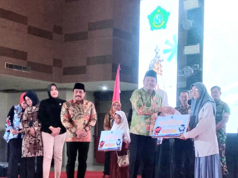 Bupati Sidoarjo, Subandi, menyerahkan secara simbolis kepada 1.000 penerima di Mal Pelayanan Publik (MPP) Sidoarjo, Kamis (10/7).