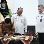 Kepala Kantor Imigrasi Semarang, Ari Widodo bersama Direktur Kerjasama Arif Munandar menyaksikan penandatanganan kerjasama dengan pemerintah setempat dalam layanan keimigrasian di MPP Salatiga.