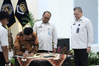 Kepala Kantor Imigrasi Semarang, Ari Widodo bersama Direktur Kerjasama Arif Munandar menyaksikan penandatanganan kerjasama dengan pemerintah setempat dalam layanan keimigrasian di MPP Salatiga.