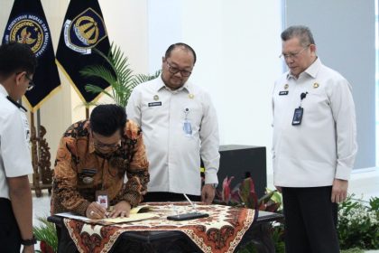Kepala Kantor Imigrasi Semarang, Ari Widodo bersama Direktur Kerjasama Arif Munandar menyaksikan penandatanganan kerjasama dengan pemerintah setempat dalam layanan keimigrasian di MPP Salatiga.