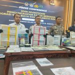 Kakanim Surabaya Agus Winarto bersama Kapolresta Sidoarjo Kombespol Christian Tobing menunjukkan BB.