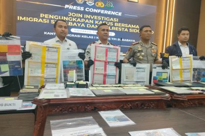 Kakanim Surabaya Agus Winarto bersama Kapolresta Sidoarjo Kombespol Christian Tobing menunjukkan BB.