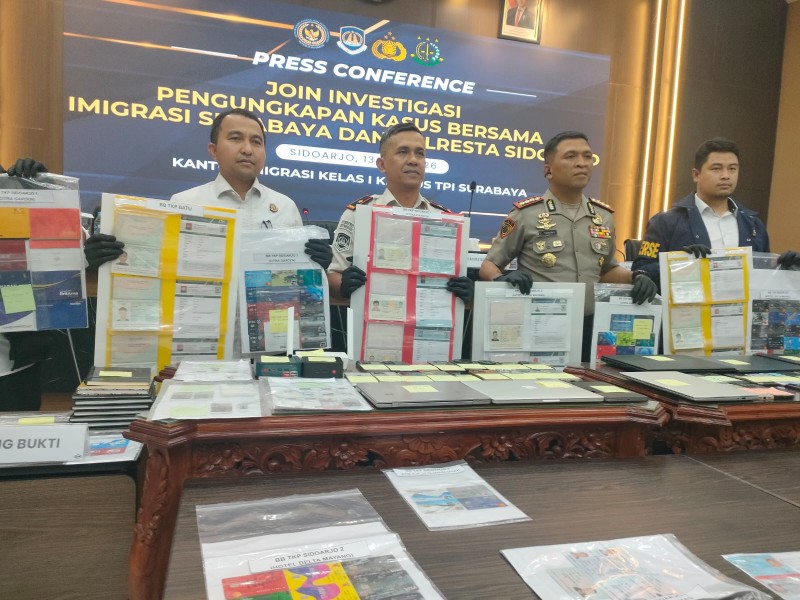 Kakanim Surabaya Agus Winarto bersama Kapolresta Sidoarjo Kombespol Christian Tobing menunjukkan BB.