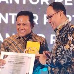Kepala Kantor Pertanahan Kabupaten Sidoarjo, Nursuliantoro (kiri), menunjukkan penghargaan yang diberikan oleh Deputy Director PT KAI, Mohamad Nurul Huda Dwi Santoso, dalam acara yang digelar di Hotel Royal Ambarukmo, Yogyakarta.
