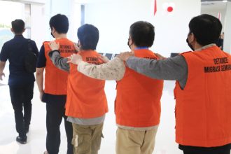 Keempat WNA asal Republik Rakyat Tiongkok digelandang untuk dilakukan deportasi oleh Kantor Imigrasi Semarang.