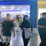Petugas Imigrasi Semarang mengawal deportasi WNA Timor Leste dari Bandara Internasional Soekarno-Hatta.