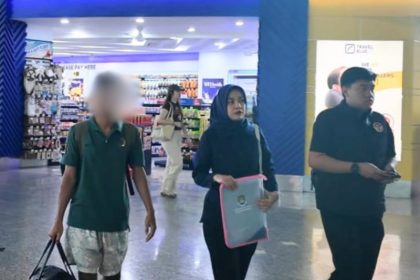 Petugas Imigrasi Semarang mengawal deportasi WNA Timor Leste dari Bandara Internasional Soekarno-Hatta.