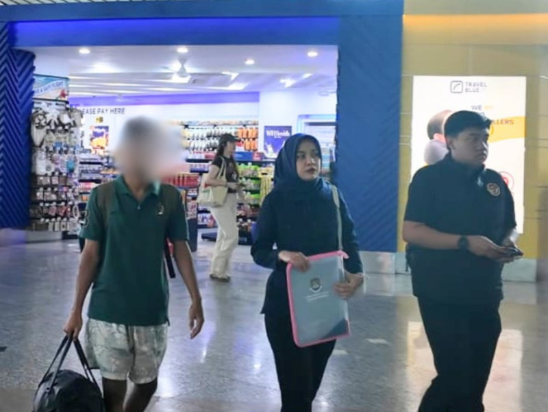 Petugas Imigrasi Semarang mengawal deportasi WNA Timor Leste dari Bandara Internasional Soekarno-Hatta.