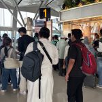 Petugas Imigrasi Semarang mengawal MEM, warga Afghanistan untuk dideportasi melalui bandara.