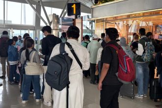 Petugas Imigrasi Semarang mengawal MEM, warga Afghanistan untuk dideportasi melalui bandara.