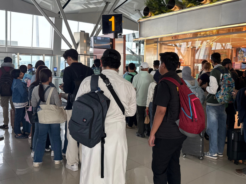 Petugas Imigrasi Semarang mengawal MEM, warga Afghanistan untuk dideportasi melalui bandara.