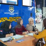 Petugas Imigrasi Pemalang melayani pemohon paspor