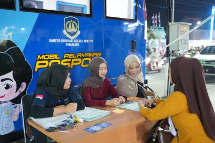 Petugas Imigrasi Pemalang melayani pemohon paspor