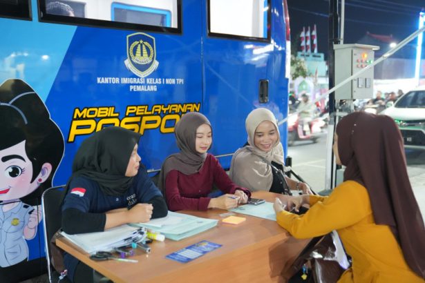 Petugas Imigrasi Pemalang melayani pemohon paspor