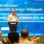 Kepala Kantor Wilayah Direktorat Jenderal Imigrasi Banten Barron Ichsan memberikan sambutan dalam Bimbingan Teknis Petugas Imigrasi Pembina Desa (PIMPASA) Provinsi Banten Tahun 2026.
