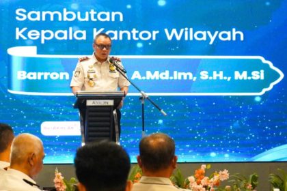 Kepala Kantor Wilayah Direktorat Jenderal Imigrasi Banten Barron Ichsan memberikan sambutan dalam Bimbingan Teknis Petugas Imigrasi Pembina Desa (PIMPASA) Provinsi Banten Tahun 2026.