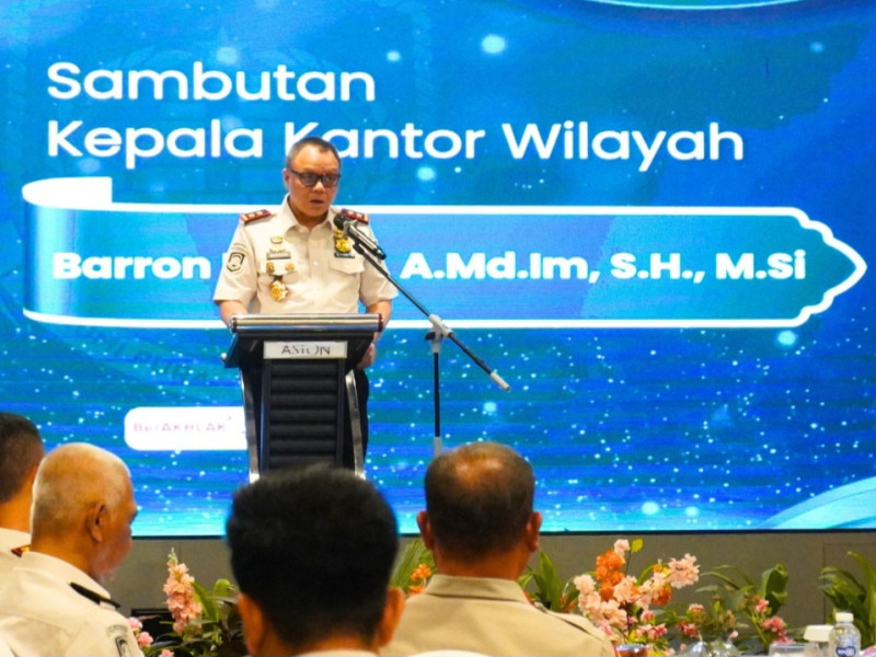 Kepala Kantor Wilayah Direktorat Jenderal Imigrasi Banten Barron Ichsan memberikan sambutan dalam Bimbingan Teknis Petugas Imigrasi Pembina Desa (PIMPASA) Provinsi Banten Tahun 2026.