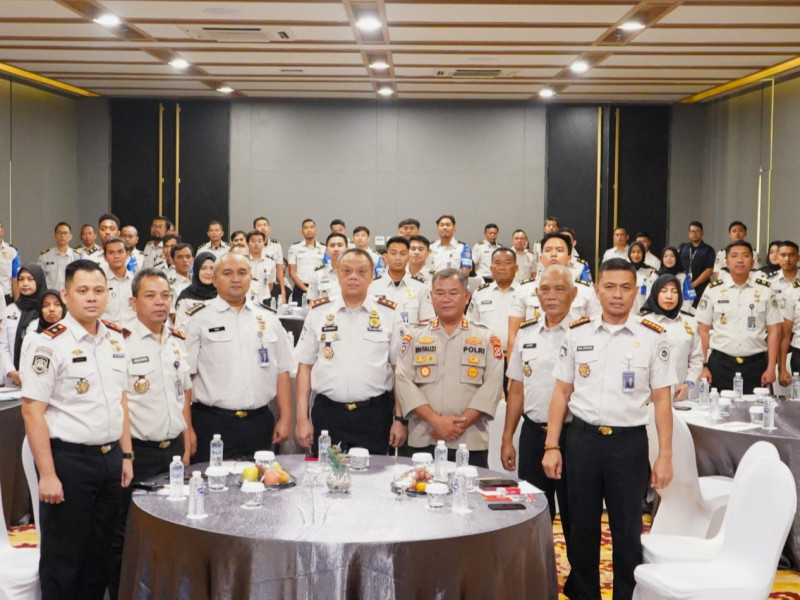 Para peserta kegiatan Bimbingan Teknis Petugas Imigrasi Pembina Desa (PIMPASA) Provinsi Banten Tahun 2026 berfoto bersama.
