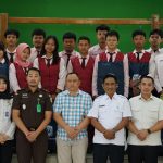 Jajaran Kantor Imigrasi Blitar bersama Kejaksaan Negeri Blitar dan para pelajar berfoto bersama di sela-sela Immigration Goes to School bersama pelajar SMAN 4 Blitar.