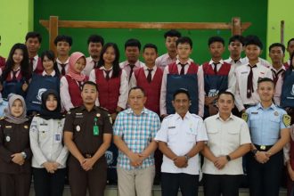 Jajaran Kantor Imigrasi Blitar bersama Kejaksaan Negeri Blitar dan para pelajar berfoto bersama di sela-sela Immigration Goes to School bersama pelajar SMAN 4 Blitar.