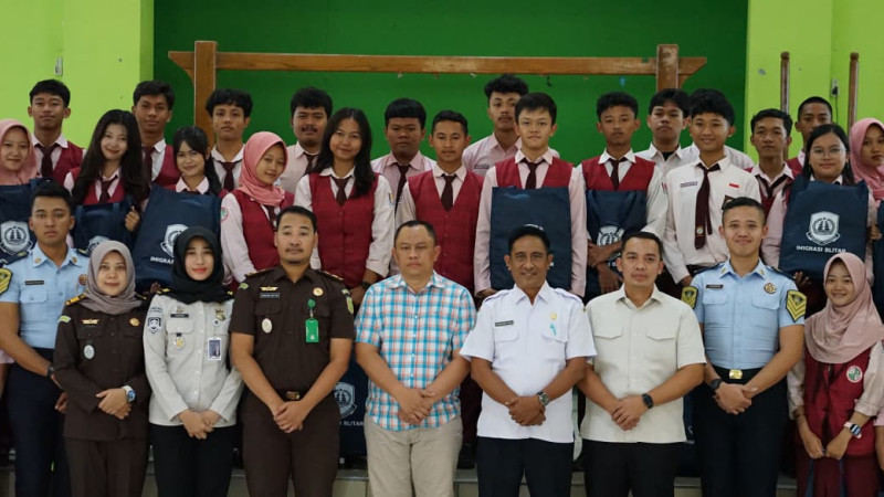 Jajaran Kantor Imigrasi Blitar bersama Kejaksaan Negeri Blitar dan para pelajar berfoto bersama di sela-sela Immigration Goes to School bersama pelajar SMAN 4 Blitar.