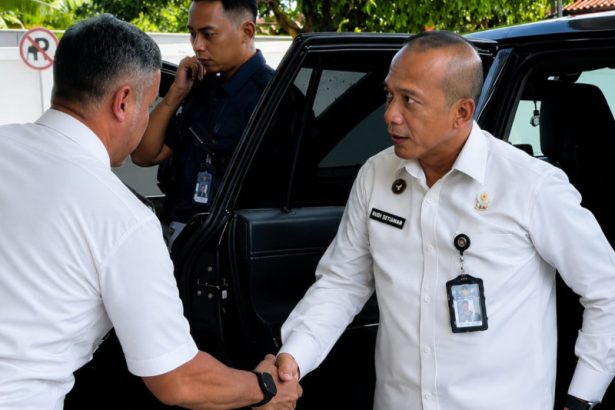 Inspektur Jenderal Kemenimipas Komjen Pol Rudi Setiawan dalam sebuah kegiatan di Surabaya.
