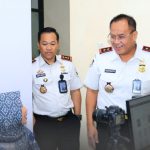 Kepala Kantor Imigrasi Kelas I TPI Tanjung Perak, Henry Wibowo (kiri), mendampingi Kakanwil Ditjen Imigrasi Jatim Novianto Sulastono memantau pelayanan keimigrasian pada Unit Kerja Keimigrasian (UKK) di Bojonegoro.