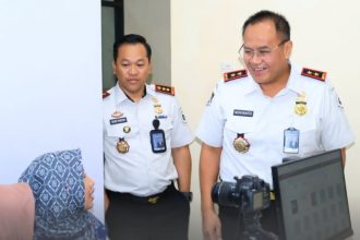 Kepala Kantor Imigrasi Kelas I TPI Tanjung Perak, Henry Wibowo (kiri), mendampingi Kakanwil Ditjen Imigrasi Jatim Novianto Sulastono memantau pelayanan keimigrasian pada Unit Kerja Keimigrasian (UKK) di Bojonegoro.