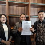 Kuasa hukum terduga pelaku kekerasan seksual, SSK, yakni Ben Hadjon, memberikan keterangan kepada wartawan.