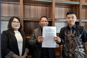 Kuasa hukum terduga pelaku kekerasan seksual, SSK, yakni Ben Hadjon, memberikan keterangan kepada wartawan.