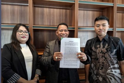 Kuasa hukum terduga pelaku kekerasan seksual, SSK, yakni Ben Hadjon, memberikan keterangan kepada wartawan.