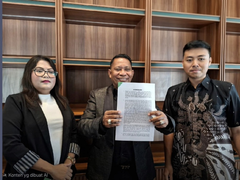 Kuasa hukum terduga pelaku kekerasan seksual, SSK, yakni Ben Hadjon, memberikan keterangan kepada wartawan.