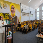 Adela Kamasya Adies menyapa relawan Surabaya dalam kegiaatan silaturahmi di kawasan Rungkut, Surabaya.